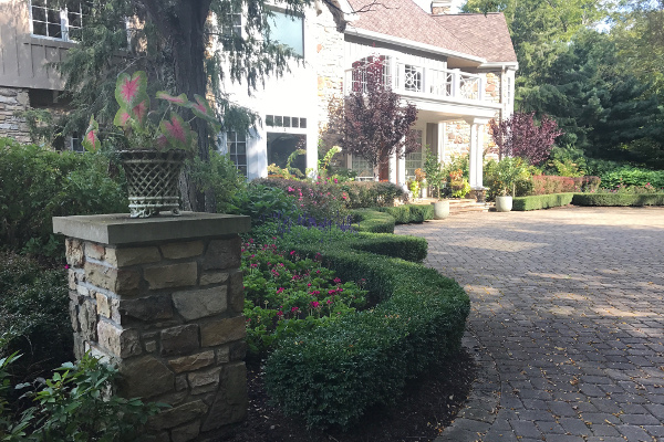 residential drive by Frate landscaping